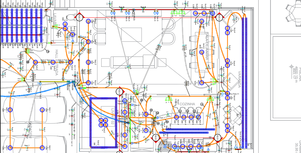 Engenheiro revisando planta de projeto elétrico residencial em prancheta